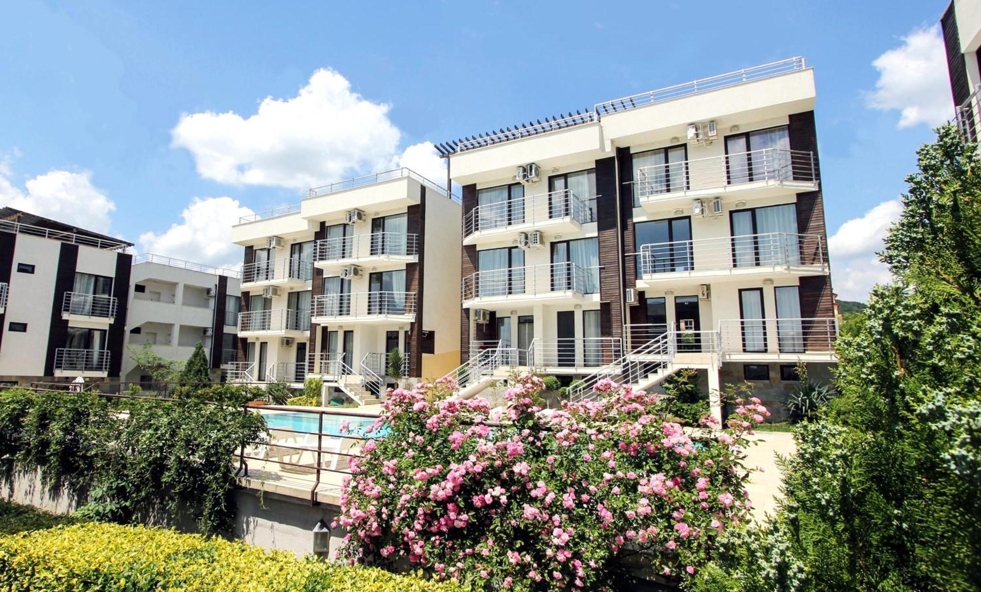 New Line Village Apartments Pantai Sunny Bagian luar foto