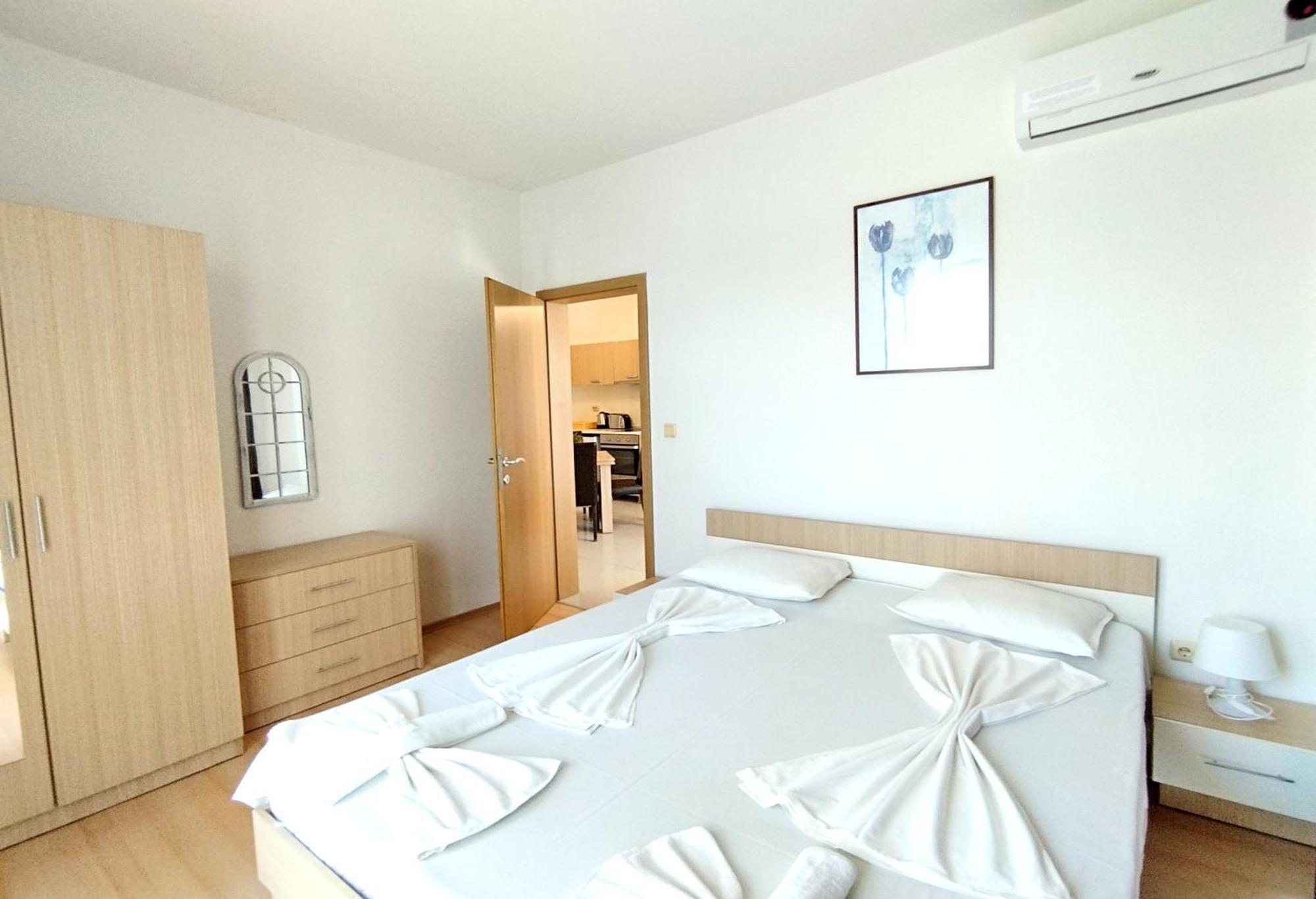 New Line Village Apartments Pantai Sunny Bagian luar foto
